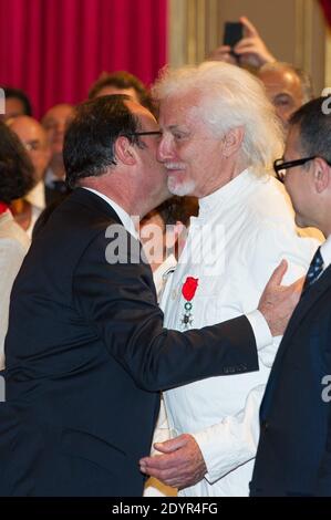 Der französische Präsident Francois Hollande verleiht dem Sänger Hugues Aufray am 3. Juli 2013 im Elysee-Palast in Paris den Orden des Chevalier de la Legion d'Honneur. Foto von Pierre Villard/Pool/ABACAPRESS.COM Stockfoto