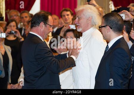 Der französische Präsident Francois Hollande verleiht dem Sänger Hugues Aufray am 3. Juli 2013 im Elysee-Palast in Paris den Orden des Chevalier de la Legion d'Honneur. Foto von Pierre Villard/Pool/ABACAPRESS.COM Stockfoto