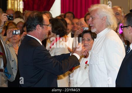 Der französische Präsident Francois Hollande verleiht dem Sänger Hugues Aufray am 3. Juli 2013 im Elysee-Palast in Paris den Orden des Chevalier de la Legion d'Honneur. Foto von Pierre Villard/Pool/ABACAPRESS.COM Stockfoto