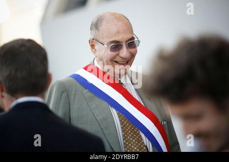 Mediapart Website veröffentlicht am Sonntag, 15. September 2013 ein Rekord, in dem Serge Dassault gibt zu, er korrupte Wähler für den Sieg von Jean-Pierre Bechter in den lokalen Wahlen 2010. Datei Foto : Serge Dassault während der jährlichen Militärparade 2013 am Place de la Concorde in Paris, Frankreich am 14. Juli 2013. Foto von Denis Allard/Pool/ABACAPRESS.COM Stockfoto