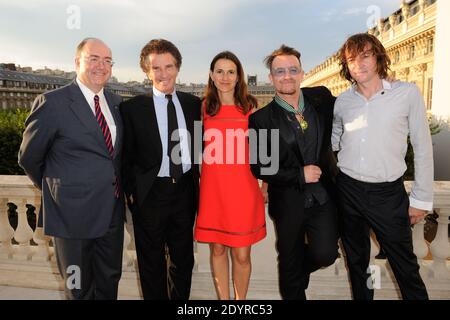 Der irische Botschafter in Paris Paul Kavanagh, Jack lang, Kulturminister Aurelie Filippetti, Bono und Cali posieren für Fotos, nachdem Bono am 16. Juli 2013 im Kulturministerium in Paris "Commandeur de l'ordre des Arts et des Lettres" gemacht wurde. Foto von Alban Wyters/ABACAPRESS.COM Stockfoto