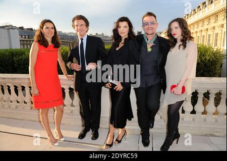 Aurelie Filippetti, Jack lang, Bono, seine Frau Alison Hewson und seine Tochter Eve posieren für Fotos bei der Zeremonie, bei der Bono 'Commandeur de l'ordre des Arts et des Lettres' gemacht wurde, die am 16. Juli 2013 im Kulturministerium in Paris, Frankreich, stattfand. Foto von Alban Wyters/ABACAPRESS.COM Stockfoto