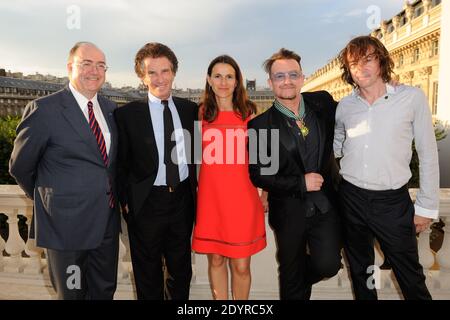 Der irische Botschafter in Paris Paul Kavanagh, Jack lang, Kulturminister Aurelie Filippetti, Bono und Cali posieren für Fotos, nachdem Bono am 16. Juli 2013 im Kulturministerium in Paris "Commandeur de l'ordre des Arts et des Lettres" gemacht wurde. Foto von Alban Wyters/ABACAPRESS.COM Stockfoto