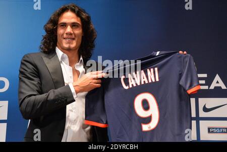 Paris Saint-Germain's (PSG) New Forward, Edinson Cavani bei einer Pressekonferenz am 16. Juli 2013 in Paris, Frankreich. Cavanis Transfer zum Fußballverein Paris Saint-Germain soll Kosten in der Region von £ 55m haben. Foto von Christian Liewig/ABACAPRESS.COM Stockfoto