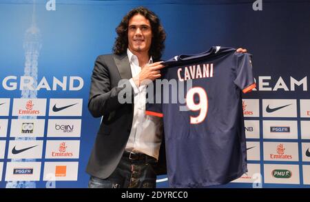 Paris Saint-Germain's (PSG) New Forward, Edinson Cavani bei einer Pressekonferenz am 16. Juli 2013 in Paris, Frankreich. Cavanis Transfer zum Fußballverein Paris Saint-Germain soll Kosten in der Region von £ 55m haben. Foto von Christian Liewig/ABACAPRESS.COM Stockfoto