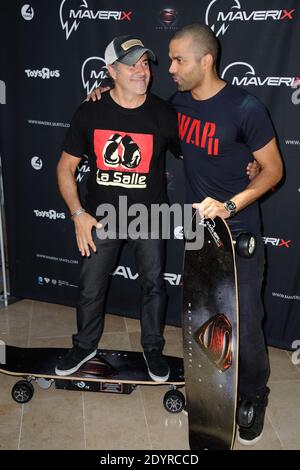 Jose Garcia und Tony Parker nahmen an der Maverix Electric Skate Präsentation im Rahmen des 'Maverix VIP Day' im Toys 'R' US Store La Defense in der Nähe von Paris, Frankreich, am 17. Juli 2013 Teil. Foto von Alban Wyters/ABACAPRESS.COM Stockfoto