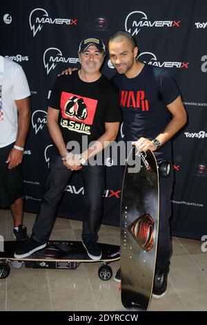 Jose Garcia und Tony Parker nahmen an der Maverix Electric Skate Präsentation im Rahmen des 'Maverix VIP Day' im Toys 'R' US Store La Defense in der Nähe von Paris, Frankreich, am 17. Juli 2013 Teil. Foto von Alban Wyters/ABACAPRESS.COM Stockfoto