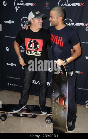 Jose Garcia und Tony Parker nahmen an der Maverix Electric Skate Präsentation im Rahmen des 'Maverix VIP Day' im Toys 'R' US Store La Defense in der Nähe von Paris, Frankreich, am 17. Juli 2013 Teil. Foto von Alban Wyters/ABACAPRESS.COM Stockfoto