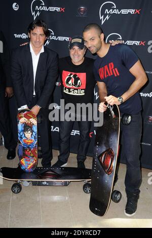 Jose Garcia und Tony Parker nahmen an der Maverix Electric Skate Präsentation im Rahmen des 'Maverix VIP Day' im Toys 'R' US Store La Defense in der Nähe von Paris, Frankreich, am 17. Juli 2013 Teil. Foto von Alban Wyters/ABACAPRESS.COM Stockfoto