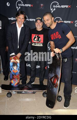 Jose Garcia und Tony Parker nahmen an der Maverix Electric Skate Präsentation im Rahmen des 'Maverix VIP Day' im Toys 'R' US Store La Defense in der Nähe von Paris, Frankreich, am 17. Juli 2013 Teil. Foto von Alban Wyters/ABACAPRESS.COM Stockfoto