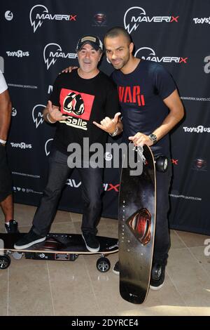 Jose Garcia und Tony Parker nahmen an der Maverix Electric Skate Präsentation im Rahmen des 'Maverix VIP Day' im Toys 'R' US Store La Defense in der Nähe von Paris, Frankreich, am 17. Juli 2013 Teil. Foto von Alban Wyters/ABACAPRESS.COM Stockfoto