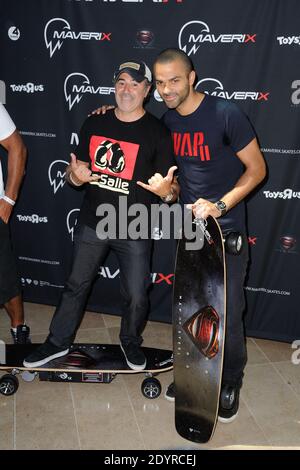 Jose Garcia und Tony Parker nahmen an der Maverix Electric Skate Präsentation im Rahmen des 'Maverix VIP Day' im Toys 'R' US Store La Defense in der Nähe von Paris, Frankreich, am 17. Juli 2013 Teil. Foto von Alban Wyters/ABACAPRESS.COM Stockfoto