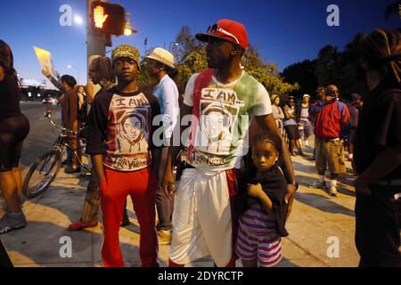 Die Proteste gegen Zimmerman Freispruch wurden am 16. Juli 2013 im Leimert Park fortgesetzt, inmitten einer starken Polizeipräsenz in Los Angeles, CA, USA. In der Nacht zuvor plünderte eine umherstreifende Bande auf dem Crenshaw Blvd Geschäfte und griff Leute an. Foto von Krista Kennel/ABACAPRESS.COM Stockfoto