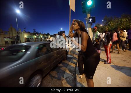 Die Proteste gegen Zimmerman Freispruch wurden am 16. Juli 2013 im Leimert Park fortgesetzt, inmitten einer starken Polizeipräsenz in Los Angeles, CA, USA. In der Nacht zuvor plünderte eine umherstreifende Bande auf dem Crenshaw Blvd Geschäfte und griff Leute an. Foto von Krista Kennel/ABACAPRESS.COM Stockfoto