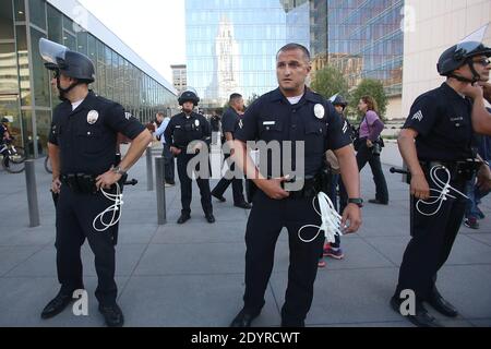 Die Bereitschaftspolizei steht bereit, als die Proteste gegen Zimmerman Freispruch am 16. Juli 2013 vor dem Rathaus von Los Angeles inmitten einer starken Polizeipräsenz in Los Angeles, CA, USA, fortgesetzt wurden. Foto von Krista Kennel/ABACAPRESS.COM Stockfoto