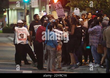 Die Proteste gegen Zimmerman Freispruch wurden am 16. Juli 2013 im Leimert Park fortgesetzt, inmitten einer starken Polizeipräsenz in Los Angeles, CA, USA. In der Nacht zuvor plünderte eine umherstreifende Bande auf dem Crenshaw Blvd Geschäfte und griff Leute an. Foto von Krista Kennel/ABACAPRESS.COM Stockfoto