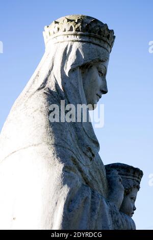 Eine Statue vor der Our Lady of the Wayside Catholic Church, Shirley, West Midlands, England, Großbritannien Stockfoto
