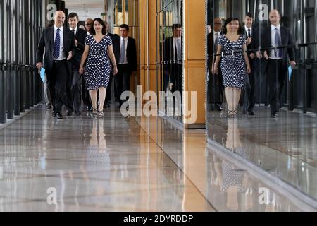 Pierre Moscovici, französischer Finanzminister, Cecile Duflot, Minister für territoriale Gleichstellung und Wohnungswesen, CEO der französischen Caisse des Depots et Consignations (Depots and Consignations Fund) und Präsident der Banque Publique d'Investissement BPI (Public Bank of Investment) Jean-Pierre Jouyet kommt am 18. Juli 2013 zu einer Pressekonferenz über das Banksparkonto "Livret A" im Sitz des Finanzministeriums in Paris, Frankreich. Der Zinssatz des Livret A wird von 2.25% auf 1.75% im Rahmen einer Vereinbarung zwischen der Regierung und der Banque de France fallen. Der neue Tarif gilt ab Stockfoto