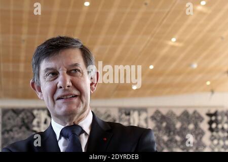 Der Vorstandsvorsitzende der französischen Caisse des Depots et Consignations (Depots and Consignations Fund) und Präsident der Banque Publique d'Investissement BPI (Public Bank of Investment) Jean-Pierre Jouyet nimmt am 18. Juli 2013 an einer Pressekonferenz zum Banksparkonto "Livret A" im Sitz des Finanzministeriums in Paris Teil. Der Zinssatz des Livret A wird von 2.25% auf 1.75% im Rahmen einer Vereinbarung zwischen der Regierung und der Banque de France fallen. Der neue Tarif gilt ab dem 1. Februar. Foto von Stephane Lemouton/ABACAPRESS.COM Stockfoto