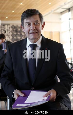 Der Vorstandsvorsitzende der französischen Caisse des Depots et Consignations (Depots and Consignations Fund) und Präsident der Banque Publique d'Investissement BPI (Public Bank of Investment) Jean-Pierre Jouyet nimmt am 18. Juli 2013 an einer Pressekonferenz zum Banksparkonto "Livret A" im Sitz des Finanzministeriums in Paris Teil. Der Zinssatz des Livret A wird von 2.25% auf 1.75% im Rahmen einer Vereinbarung zwischen der Regierung und der Banque de France fallen. Der neue Tarif gilt ab dem 1. Februar. Foto von Stephane Lemouton/ABACAPRESS.COM Stockfoto