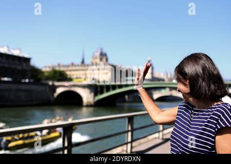 Die stellvertretende Pariser Bürgermeisterin und sozialistische Kandidatin für die Kommunalwahlen 2014 in Paris, Anne Hidalgo, besucht am 20. Juli 2013 den 12. Paris-Plage, entlang der seine in Paris, Frankreich. Eine temporäre künstliche Strände, die vom 20. Juli bis 19. August 2013 stattfindet. Foto von Stephane Lemouton/ABACAPRESS.COM Stockfoto