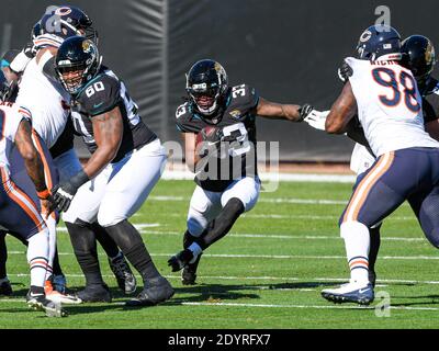 Jacksonville, FL, USA. Dezember 2020. Jacksonville Jaguars läuft zurück Dare Ogunbowale (33) läuft mit dem Ball während der 1. Hälfte NFL Fußballspiel zwischen den Chicago Bears und den Jacksonville Jaguars auf TIAA Bank Field in Jacksonville, FL. Romeo T Guzman/CSM/Alamy Live News Stockfoto