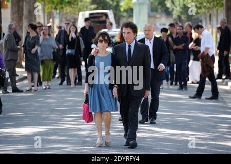 Der ehemalige Kulturminister Jack lang, seine Frau Monique bei der Beerdigung der französischen Schauspielerin Valerie lang auf dem Friedhof Montparnasse in Paris, Frankreich am 25. Juli 2013. Valerie lang, die Tochter des ehemaligen französischen Kulturministers Jack lang, starb am 22. Juli im Alter von 47 Jahren nach langer Krankheit. Foto von Alban Wyters/ABACAPRESS.COM Stockfoto