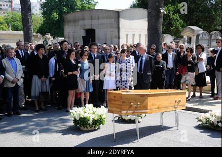 Der ehemalige Kulturminister Jack lang und seine Frau Monique, die am 25. Juli 2013 am Begräbnis der französischen Schauspielerin Valerie lang auf dem Friedhof Montparnasse in Paris, Frankreich, teilnahmen. Valerie lang, die Tochter des ehemaligen französischen Kulturministers Jack lang, starb am 22. Juli im Alter von 47 Jahren nach langer Krankheit. Foto von Alban Wyters/ABACAPRESS.COM Stockfoto