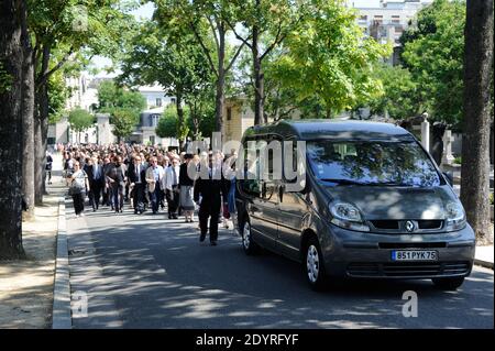 Der ehemalige Kulturminister Jack lang und seine Frau Monique, die am 25. Juli 2013 am Begräbnis der französischen Schauspielerin Valerie lang auf dem Friedhof Montparnasse in Paris, Frankreich, teilnahmen. Valerie lang, die Tochter des ehemaligen französischen Kulturministers Jack lang, starb am 22. Juli im Alter von 47 Jahren nach langer Krankheit. Foto von Alban Wyters/ABACAPRESS.COM Stockfoto