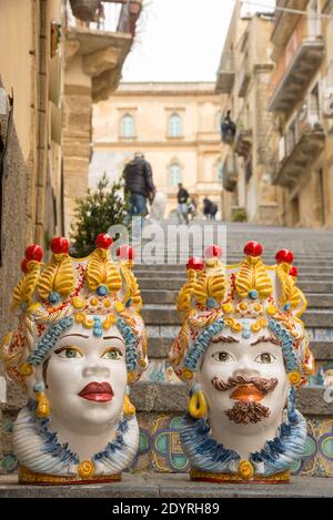 Terracotta-Souvenir auf den Stufen von Caltagirone auf Sizilien, Italien Stockfoto