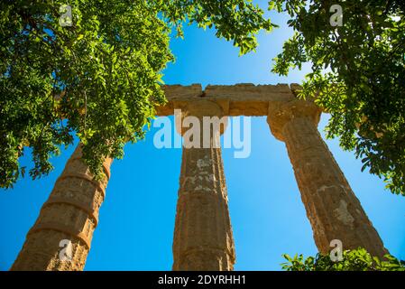 Ruinen des Tempels von Juno im Tal der Tempel in Agrigento, Sicilly, Italien Stockfoto