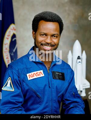 Ronald Erwin McNair (21. Oktober 1950 – 28. Januar 1986) war ein amerikanischer Astronaut und Physiker der NASA. Er starb beim Start des Space Shuttle Challenger auf der Mission STS-51-L, in der er als einer von drei Missionsspezialisten in einer siebenköpfigen Crew diente. Vor der Challenger-Katastrophe flog er als Missionsspezialist auf STS-41-B an Bord von Challenger vom 3. Februar bis 11. Februar 1984 und wurde damit der zweite African American, der im Weltraum flog. Stockfoto