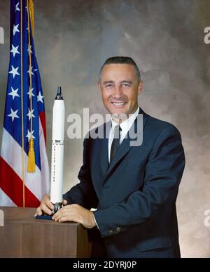 Virgil Ivan 'Gus' Grissom (1926 – 27. Januar 1967) Pilot der United States Air Force (USAF) und Mitglied der Mercury Seven, ausgewählt von der National Aeronautics and Space Administration (NASA) als Projekt Mercury Astronauten, um die ersten Amerikaner im Weltraum zu sein. Er war ein Projekt Zwillinge und ein Apollo-Programm Astronaut. Als Mitglied des NASA Astronaut Corps war Grissom der zweite Amerikaner, der im Weltraum flog. Er war auch der zweite Amerikaner, der zweimal im Weltall flog, nur von Joe Walker mit seinen sub-orbitalen X-15 Flügen geschlagen. Stockfoto