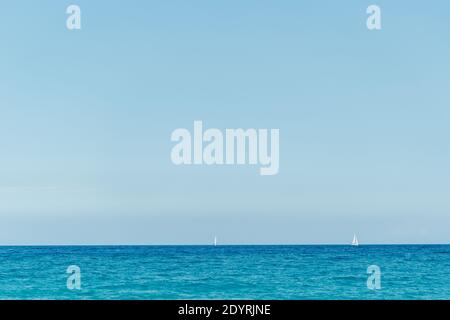 Noch ruhige Oberfläche des Ozeans oder Sees mit Horizont und blauem Himmel. Stockfoto