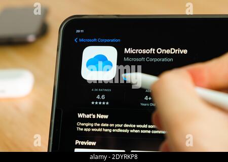 Microsoft OneDrive-Logo mit Apple Pencil auf dem iPad Pro Tablet-Bildschirm. Mann mit Anwendung auf dem Tablet. Dezember 2020, San Francisco, USA. Stockfoto