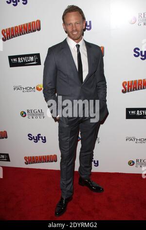 Ian Ziering kommt bei der Premiere von 'Sharknado' im L.A. an Live-Theater in Los Angeles, CA, USA, am 02. August 2013. Foto von Lisa Fierro/ABACAPRESS.COM Stockfoto