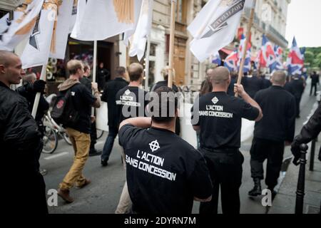 Datei Bild vom 12. Mai 2013 zeigt Ultra-Nationalisten von rechtsextremen Assoziationswerk Francaise marschieren um den Place des Pyramides, um Jeanne d'Arc zu feiern, in Paris, Frankreich. Innenminister Manuel Valls kündigte am 24. Juli 2013 die Auflösung des 1968 gegründeten extremistischen Kleingruppenwerks Française und seiner paramilitärischen Erweiterung Jeunesses Nationalistes an. Foto von Nicolas Messyasz/ABACAPRESS.COM Stockfoto