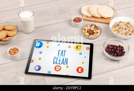 Gesunde Tablet PC-Compositur mit EAT CLEAN Inschrift, Gewichtsverlust Konzept Stockfoto