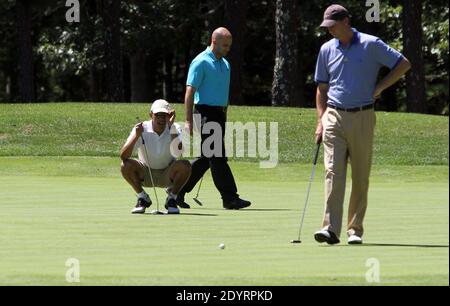 Präsident Obama Reihen einen Putt auf dem ersten Loch auf Farm Neck Golf Club in Oak Bluffs Sonntag, 11. August 2013. Zu seinen Vierer gehörten Marvin Nicholson, Robert Wolf und Sam Kass. Der Präsident verbrachte seinen ersten ganzen Tag auf Martha's Vineyard Golf spielen in nahezu perfekten Wetter. Die erste Familie macht Urlaub auf der Insel Augus 10-18. Der Präsident endete drei-Putting das Loch. Foto von Vincent DeWitt/Pool/ABACAPRESS.COM Stockfoto