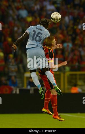 Frankreichs Bacary Sagna kämpft gegen den belgischen Kevin De Bruyne bei einem Freundschaftsspiel, Frankreich gegen Belgien im Stade du ROI, Brüssel, Belgien am 14. August 2013. Belgien und Frankreich zeichneten 0-0.Foto von Henri Szwarc/ABACAPRESS.COM Stockfoto