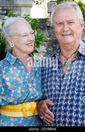 KEIN INTERNET/KEINE APPS/KEINE TABLOIDS - SONDERGEBÜHR ERFORDERLICH - EXKLUSIV. Königin Margrethe II. Und Prinz Consort Henrik von Dänemark verbringen ihren jährlichen Sommerurlaub im Chateau de Caix, in der Nähe von Cahors, Südwestfrankreich am 14. August 2013. Das 25 Hektar große Familiengut produziert rund 160,000 Flaschen "Cahors" Rot-, Weiß- und Roséwein. Prinz Henrik bevorzugt Rotwein (weil die Trauben von Hand gelesen werden), was 70% der Produktion des Schlosses darstellt. Die weltweit meistverkauften Jahrgänge sind die 2002 bis 2005 mit dem Namen 'La Cuvee du Prince du Danemark, Chateau de Caix, Cahors'. 10% des Prinzenweins sind so Stockfoto