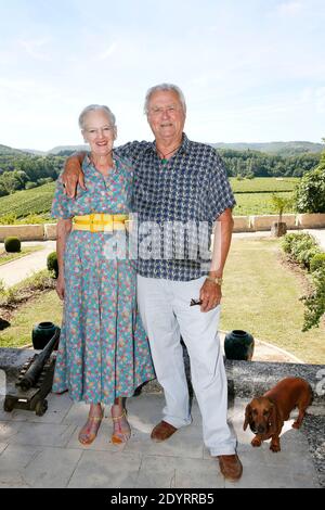 KEIN INTERNET/KEINE APPS/KEINE TABLOIDS - SONDERGEBÜHR ERFORDERLICH - EXKLUSIV. Königin Margrethe II. Und Prinz Consort Henrik von Dänemark verbringen ihren jährlichen Sommerurlaub im Chateau de Caix, in der Nähe von Cahors, Südwestfrankreich am 14. August 2013. Das 25 Hektar große Familiengut produziert rund 160,000 Flaschen "Cahors" Rot-, Weiß- und Roséwein. Prinz Henrik bevorzugt Rotwein (weil die Trauben von Hand gelesen werden), was 70% der Produktion des Schlosses darstellt. Die weltweit meistverkauften Jahrgänge sind die 2002 bis 2005 mit dem Namen 'La Cuvee du Prince du Danemark, Chateau de Caix, Cahors'. 10% des Prinzenweins sind so Stockfoto