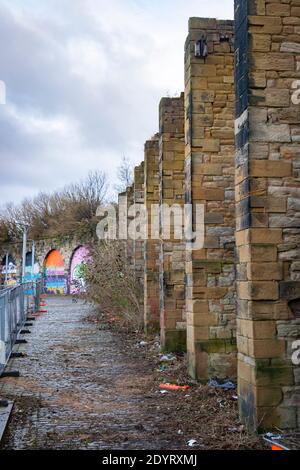 Wandmalerei, Steinmauer und Graffiti in Gateshead Tyne & Wear Stockfoto