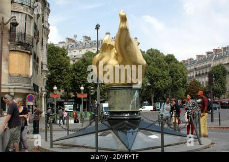 Blick auf die Flamme der Freiheit, die zu einem inoffiziellen Denkmal für Prinzessin Diana geworden ist, ist auf dem 16. Jahrestag ihres Todes, in der Nähe der Stelle des Autounfalls im Pont de l'Alma Tunnel, in Paris, Frankreich am 26. August 2013. Foto von Alain Apaydin/ABACAPRESS.COM Stockfoto