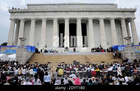 Präsident Barack Obama hält Bemerkungen bei der "Let Freedom Ring"-Zeremonie zum Gedenken an den 50. Jahrestag des Marsches auf Washington für Arbeitsplätze und Freiheit am Lincoln Memorial auf der National Mall in Washington, DC, USA, am 28. August 2013. Foto von Olivier Douliery/ABACAPRESS.COM Stockfoto
