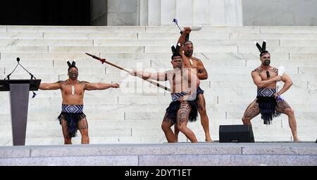 Tänzer von Destiny Church, Neuseeland, führen traditionelle maori Haka während der "Let Freedom Ring" Zeremonie zur Erinnerung an den 50. Jahrestag des Marsches auf Washington für Jobs und Freiheit am Lincoln Memorial auf der National Mall in Washington, DC, USA, am 28. August 2013 auf. Foto von Olivier Douliery/ABACAPRESS.COM Stockfoto