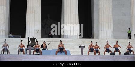 Tänzer von Destiny Church, Neuseeland, führen traditionelle maori Haka während der "Let Freedom Ring" Zeremonie zur Erinnerung an den 50. Jahrestag des Marsches auf Washington für Jobs und Freiheit am Lincoln Memorial auf der National Mall in Washington, DC, USA, am 28. August 2013 auf. Foto von Olivier Douliery/ABACAPRESS.COM Stockfoto
