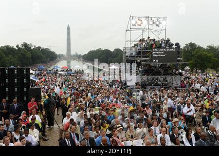 US-Präsident Barack Obama (nicht abgebildet) gibt während der Gedenkveranstaltung "Let Freedom Ring" am Lincoln Memorial in Washington DC, USA, am 28. August 2013, eine Ansage. Die Veranstaltung wurde zum Gedenken an den 50. Jahrestag des 28. August 1963 März in Washington von dem verstorbenen Dr. Martin Luther King Jr. geführt, wo er berühmt gab seine "Ich habe einen Traum" Rede. Foto von Michael Reynolds/Pool/ABACAPRESS.COM Stockfoto