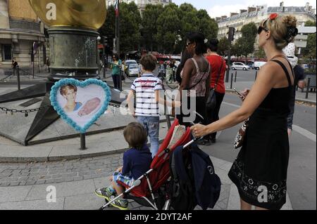 Blick auf die Freiheitsflamme, die zu einem inoffiziellen Denkmal für Prinzessin Diana geworden ist, ist vor dem 16. Todestag in der Nähe des Unfallortes im Tunnel Pont de l'Alma in Paris am 29. August 2013 zu sehen. Foto von Mousse/ABACAPRESS.COM Stockfoto