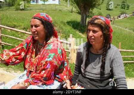 Zigeuner (Romani, Rroma) Frauen, die in einem Wagen in Rumänien reisen Stockfoto